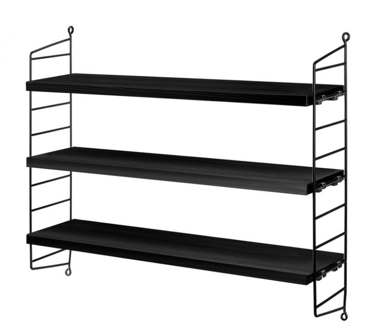 String Pocket Regal in Esche schwarz gebeizt mit drei Regalböden und schwarzem Drahtgestell.